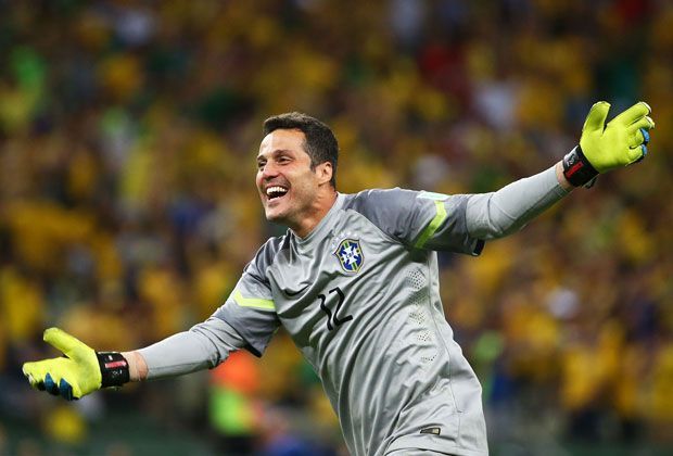 
                <strong>Julio Cesar</strong><br>
                Vor der WM galt die Torwartposition eher als Schwäche Brasiliens, doch Julio Cesar hat seine Aufgabe bislang sehr gut gemacht. Im Achtelfinale gegen Chile avancierte er im Elfmeterschießen zum Matchwinner.
              