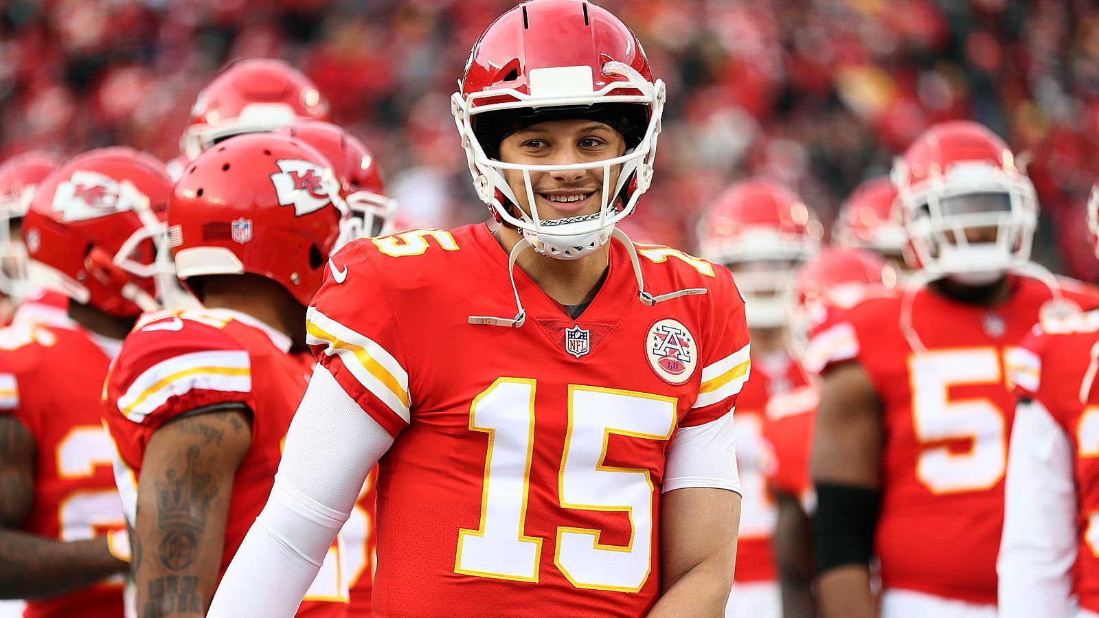 
                <strong>Der aktuelle Chiefs-Kader</strong><br>
                Als die Kansas City Chiefs zuletzt ein Heimspiel in den Playoffs gewonnen haben, waren mehr als 20 Spieler des aktuellen Kaders noch nicht geboren, darunter auch Shooting-Star Patrick Mahomes (im Bild). Der Quarterback kam erst über ein Jahr später zur Welt. Nun will er gegen die Indianapolis Colts  dafür sorgen, dass der Heimspiel-Fluch endet. 
              