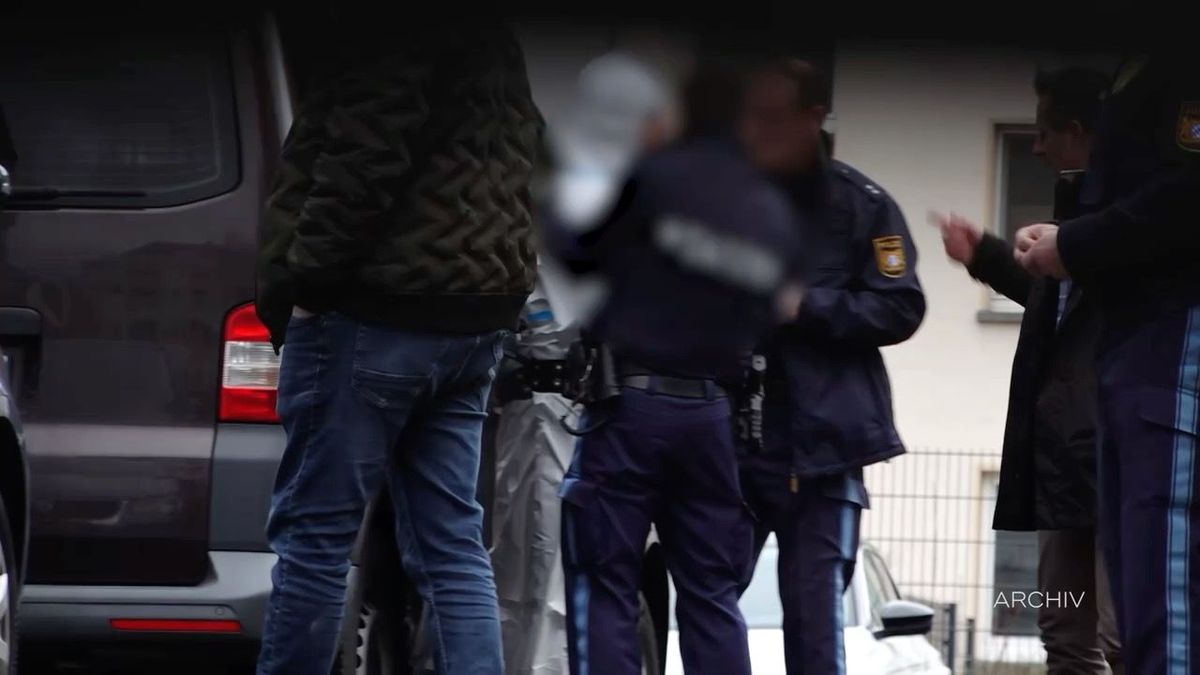 Der Täter von Aschaffenburg wird von der Polizei den Richtern vorgeführt.