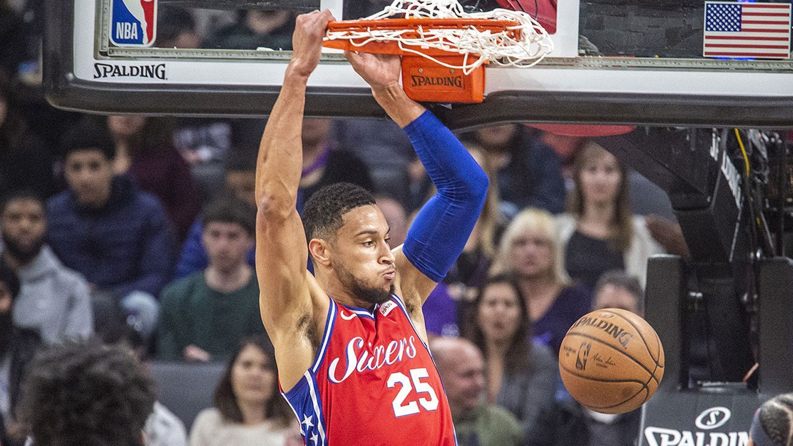 
                <strong>Osten: Philadelphia 76ers</strong><br>
                Dafür gab es im Angriff Probleme: Mit 109,6 Punkten pro Spiel belegen die 76ers ligaweit nur Platz 21. Der 2016er Nummer-1-Pick Ben Simmons (Foto) soll zukünftig nicht mehr als Point Guard, sondern als Power Forward agieren und mehr Dynamik in das Spiel bringen. Weitere Schlüsselspieler sind Joel Embiid und Tobias Harris. Vom Potential her ist den 76ers viel zuzutrauen.  
              