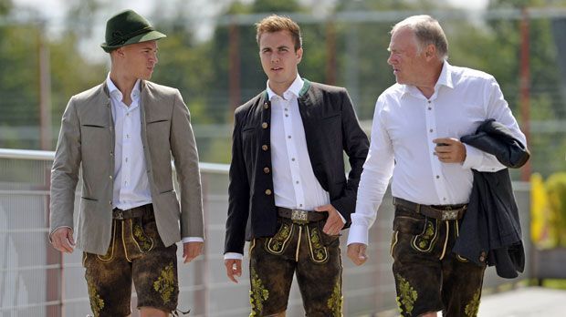 
                <strong>Kimmich mit Hut</strong><br>
                In seiner neuen Tracht samt Hut geht es für Bayern-Neuzugang Joshua Kimmich (li.) zum Shooting. Für Co-Trainer Hermann Gerland und Mario Götze (v. re.) ist der Auftritt in Lederhose nichts Neues.
              