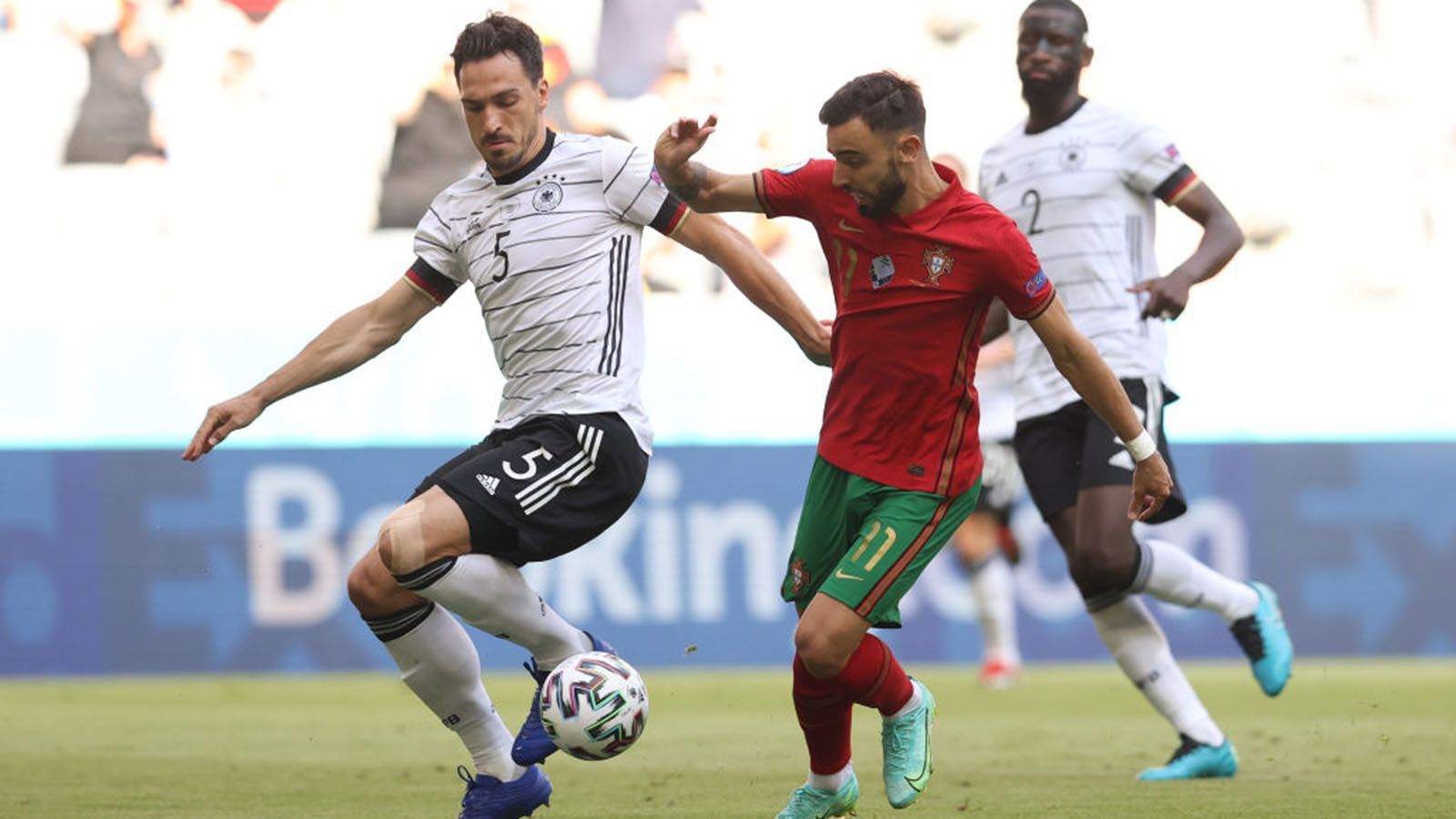 
                <strong>Bruno Fernandes</strong><br>
                Braucht eine Weile, um ins Spiel zu kommen, hat in den ersten 25 Minuten ganz neun Ballkontakte. Wir dann aber besser, Chancen laufen in der Regel über ihn. Sein Freistoß in der Nachspielzeit der ersten Halbzeit aber zu harmlos. In der 64. Minute für Moutinho ausgewechselt. ran-Note: 4
              