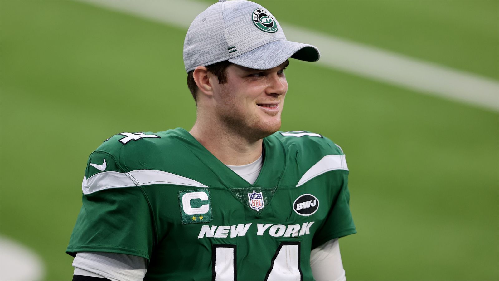 
                <strong>Gewinner: Sam Darnold</strong><br>
                In den vergangenen Wochen und Monaten wurde viel über seine Zukunft gesprochen. Nun bekommt Sam Darnold nach drei turbulenten Jahren bei den New York Jets eine neue Chance. Der ehemalige Nummer-Drei-Pick aus dem Draft 2017 fand im Big Apple nie richtig auf die Beine, konnte sein zweifelsohne hohes Potenzial nicht ausschöpfen. Bei den Carolina Panthers kann er nun einen Neustart wagen. Hinzu kommt, dass die Panthers, anders als die Jets, mit hoher Wahrscheinlichkeit Darnolds Vertragsoption ziehen werden und ihn so auch 2022 an die Franchise binden. Dadurch kassiert der Quarterback in seinem fünften NFL-Jahr 18,9 Millionen US-Dollar. 
              