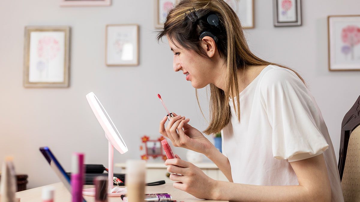 Wie schminken sich blinde Menschen? Gibt es spezielle Schmink-Tools für Menschen mit einer körperlichen Beeinträchtigung? Ja! Wir haben die Fakten im Beauty-Artikel.