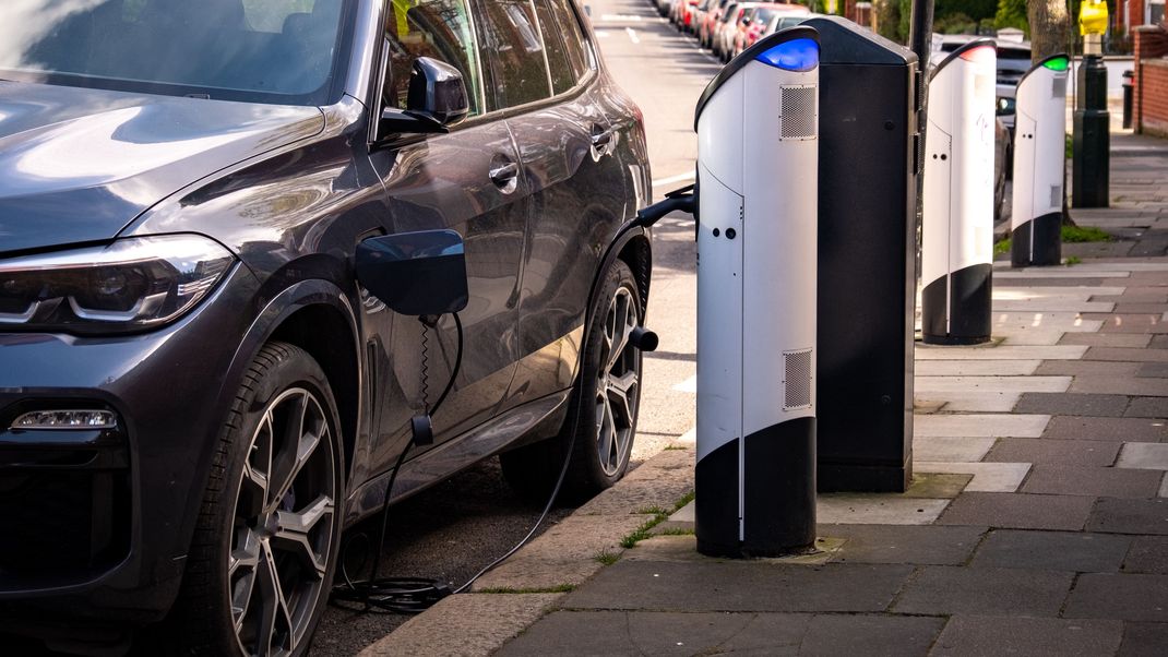 Laut einer neuen Studie sollen Elektroautos für Fußgänger ein höheres Risiko darstellen als herkömmliche&nbsp;Fahrzeuge mit Verbrennungsmotor. (Symbolbild)