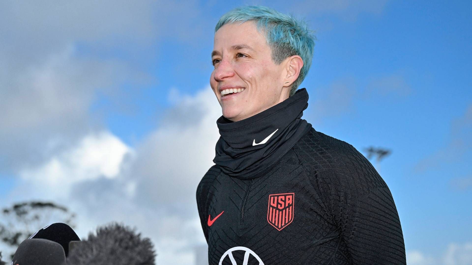 
                <strong>USA - Megan Rapinoe & Alex Morgan</strong><br>
                Die große Ära von Megan Rapinoe (Foto) wird am Ende dieses Jahres zu Ende gehen, bereits die WM wird ihr letztes Turnier für die USA sein. Die Weltfußballerin von 2019 ist das Gesicht der US-Dominanz im Frauenfußball der vergangenen Jahre und machte sich auch durch ihr gesellschaftliches Engagement neben dem Platz einen Namen. Noch immer gehört die 38-Jährige zu den besten Spielerinnen der Welt, wie auch ihre vier Jahre jüngere Teamkollegin Alex Morgan. Die Angreiferin wurde 2019 hinter Rapinoe Zweite bei der Wahl zur Weltfußballerin, auch 2022 musste sie sich knapp geschlagen geben. Mit diesem Duo haben die USA aber erneut ein Tandem, das den Unterschied machen kann - wenn auch zum letzten Mal.
              