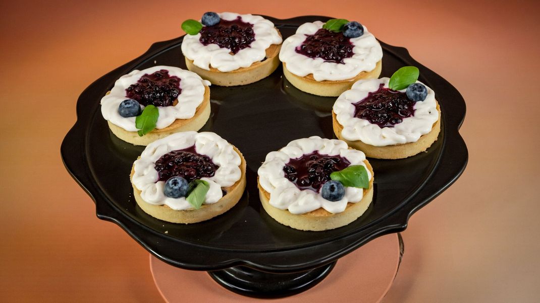 Tartelettes mit Basilikum-Heidelbeer-Ragout, Mandelcreme, Heidelbeer-Fruchteinlage und Vanille-Mascarponecreme