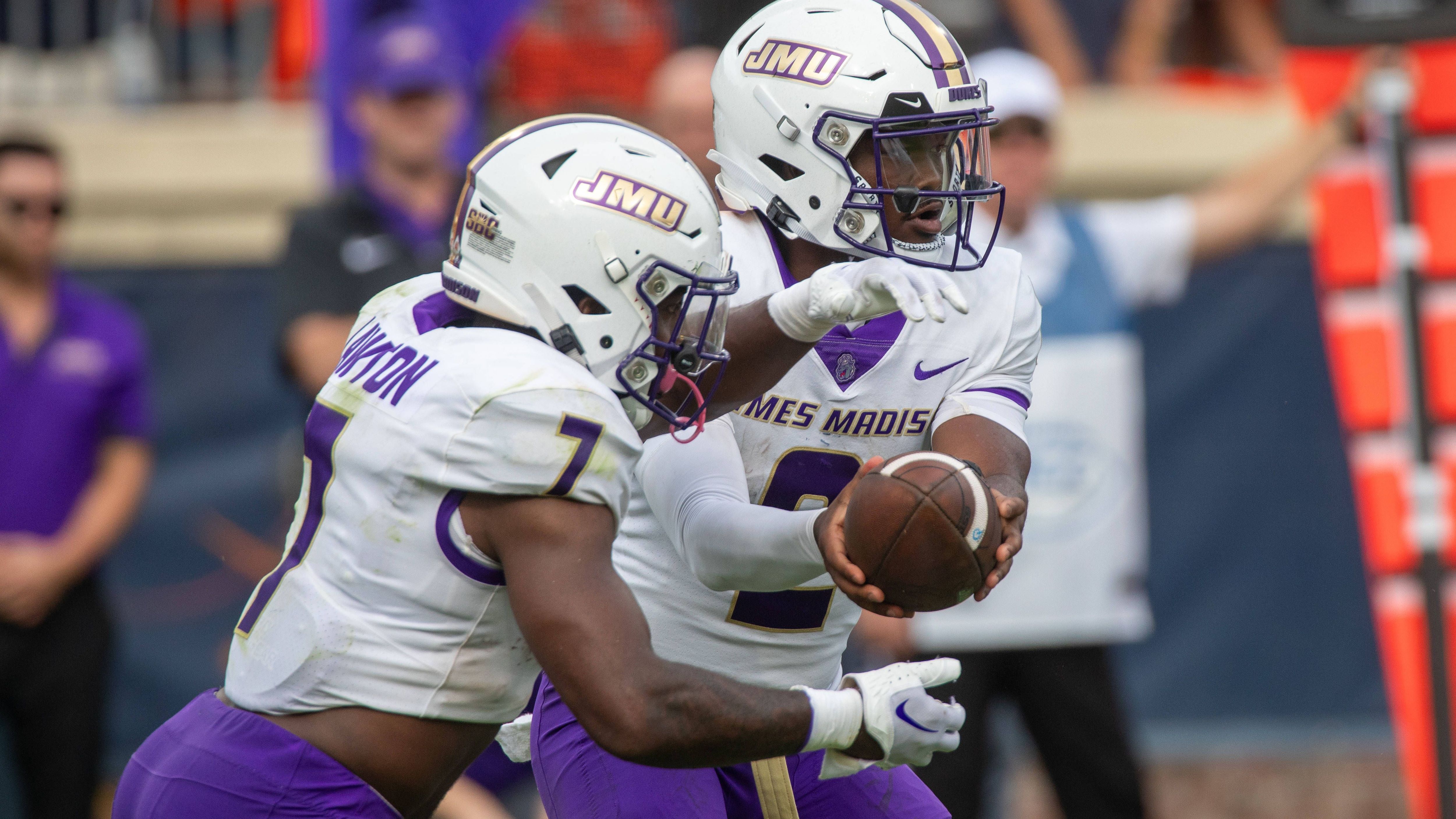 <strong>24. James Madison Dukes (vorher Platz 24) 11-1<br></strong>JMU beendet die Regular Season mit einem dominanten 56:14-Sieg über Coastal Carolina. Damit haben sich die Dukes zum ersten Mal in ihrer Geschichte die Teilnahme an einem Bowl-Game gesichert.&nbsp;&nbsp;