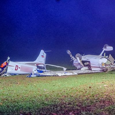 Der Pilot wurde laut Polizei nach derzeitigen Erkenntnissen leicht verletzt, der 70 Jahre alte Passagier schwer.