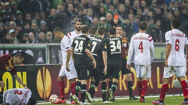 
                <strong>26.02.2015: Gladbach vs. Sevilla - Gelb-Rot</strong><br>
                Was für ein dramatischer Europa-League-Abend! Nach einem 3:2-Sieg des FC Sevilla ist die Elf vom Niederrhein aus dem internationalen Wettbewerb ausgeschieden. Volles Risiko ging zuvor einmal mehr Granit Xhaka, der zuerst aufgrund seines Ellbogen-Einsatzes verwarnt und schließlich wegen eines Fußtrittes in der 68. Minute des Platzes verwiesen wurde. Das ließ der Beschuldigte nicht auf sich sitzen. "Beim zweiten Mal stand ich auf seinem Fuß. Aber dass er so lange liegen bleibt, als hätte ich ihm den Fuß gebrochen, hat nichts mit Fair Play zu tun", sagte Xhaka nach dem Spiel. 
              