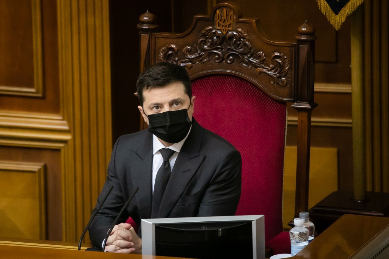 2021 erlässt Selenskyj - als erster Präsident in der ukrainischen Geschichte - ein Gesetz, das es Oligarch:innen verbietet, sich in Partei-Angelegenheiten einzumischen. Damit will er die Korruption in der ukrainischen Politik bekämpfen.