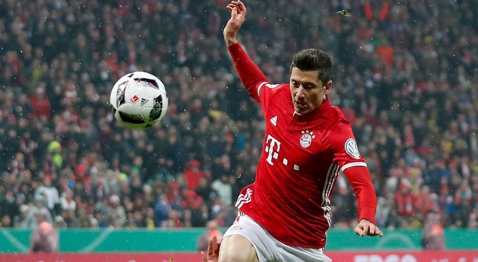 
                <strong>Robert Lewandowski</strong><br>
                Findet lange Zeit überhaupt nicht statt. Passenderweise prallt sein Freistoß aus guter Position in der Mauer ab und er scheitert allein vor Bürki am Schweizer. Dem Polen unterlaufen einige leichte technische Fehler – auch in besten Situationen. Findet besser in die Partie, als er sich etwas weiter zurückzieht. Doch das mangelnde Selbstvertrauen ist dem Knipser anzumerken, als er in bester Position auf Robben abgibt. ran-Note: 5
              