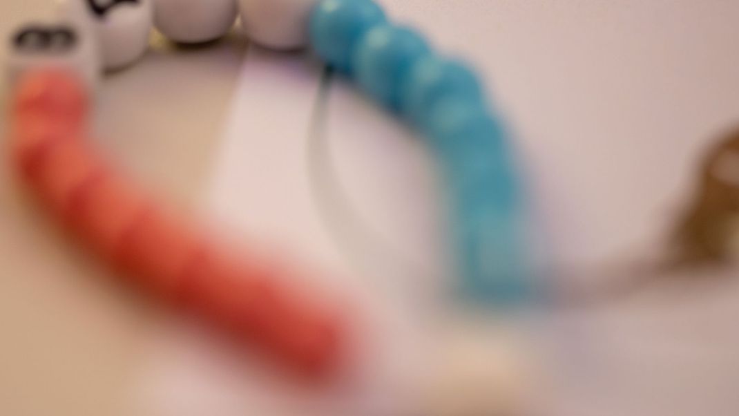 In der Klinik für Frauenheilkunde und Geburtshilfe des Universitätsklinikums liegt im Kreißsaal ein neues Kettchen für ein Baby bereit.