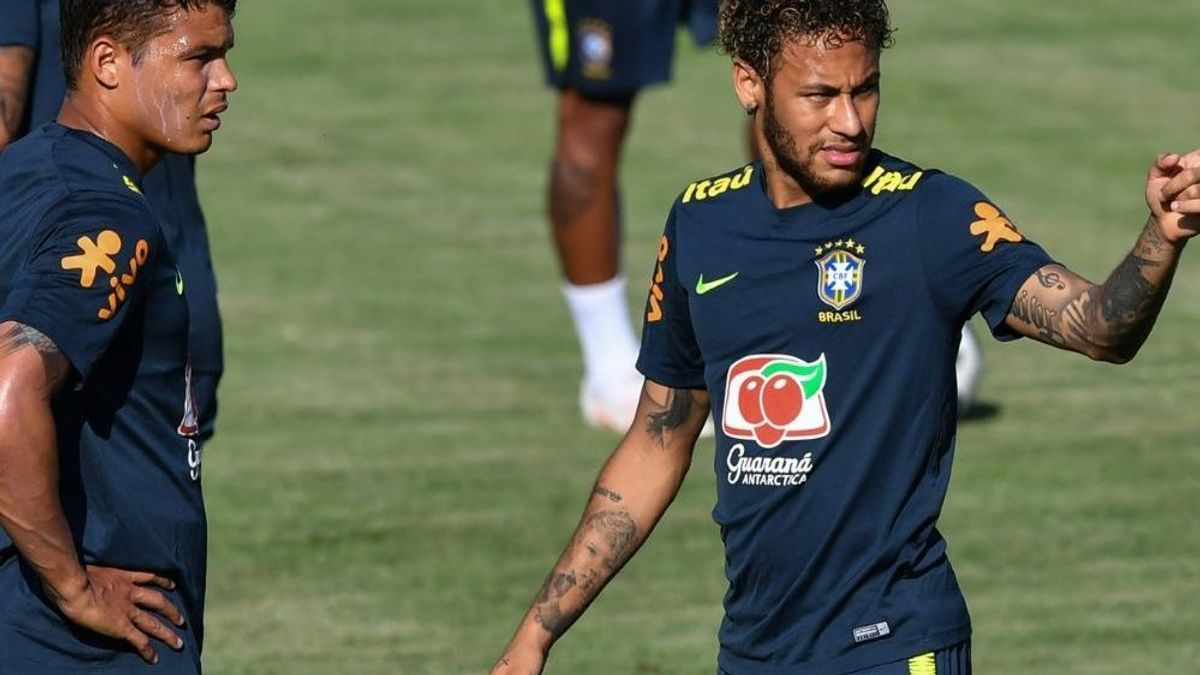 Neymar geht Kapitän Thiago Silva an