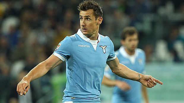 
                <strong>Miroslav Klose (Lazio Rom)</strong><br>
                Nach der Saison 2010/2011 verlässt Miroslav Klose den FC Bayern München und spielt fortan für Lazio Rom. Der heute 37-jährige Mittelstürmer kommt für die Römer in 140 Spielen auf 56 Tore und 27 Vorlagen.
              