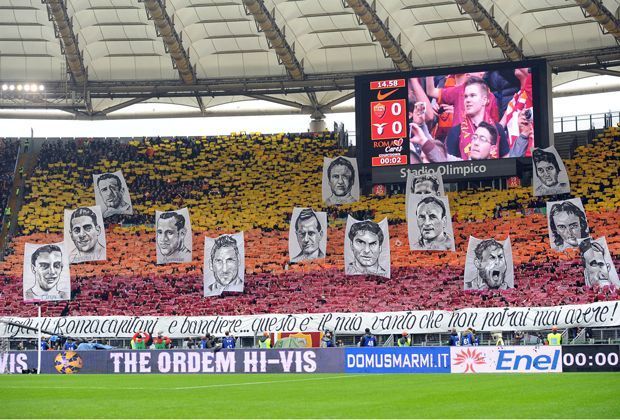 
                <strong>Roma-Fans feiern Klub-Ikonen</strong><br>
                ... wie hier die Anhänger des AS Rom: Ebenfalls bunt, aber eine etwas sauberere Angelegenheit.
              