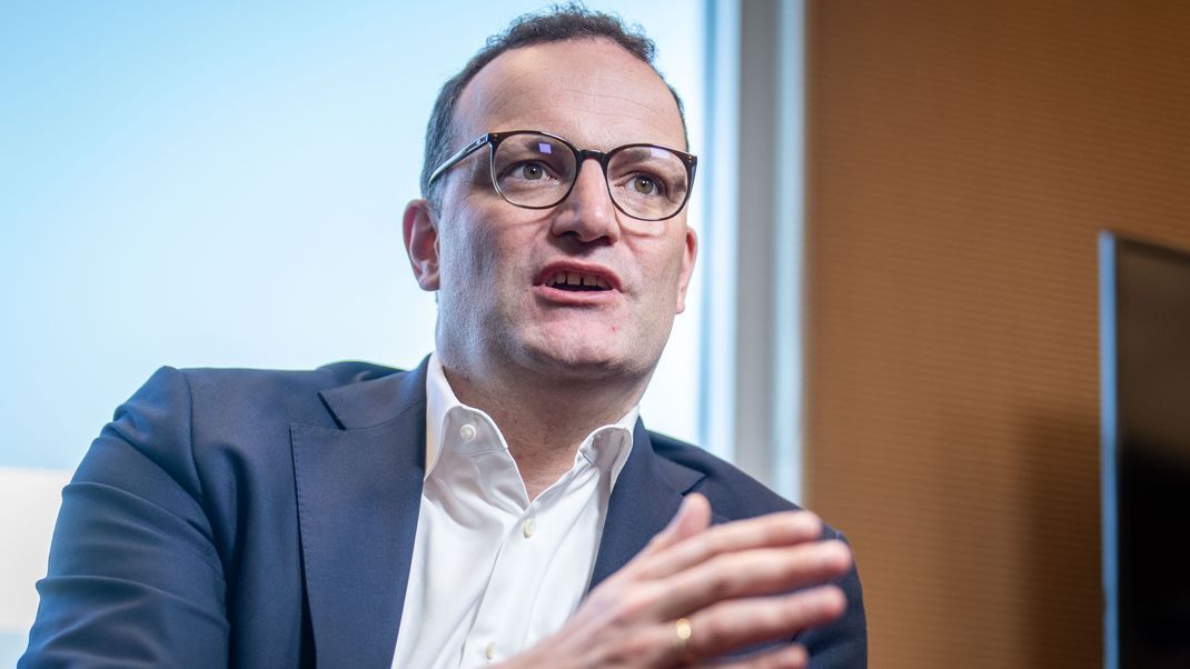 Jens Spahn zieht eine zwiespältige Bilanz zu Angela Merkels Kanzlerschaft.