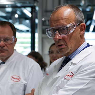 Bundeskanzler Merz besucht Werk der Henkel AG