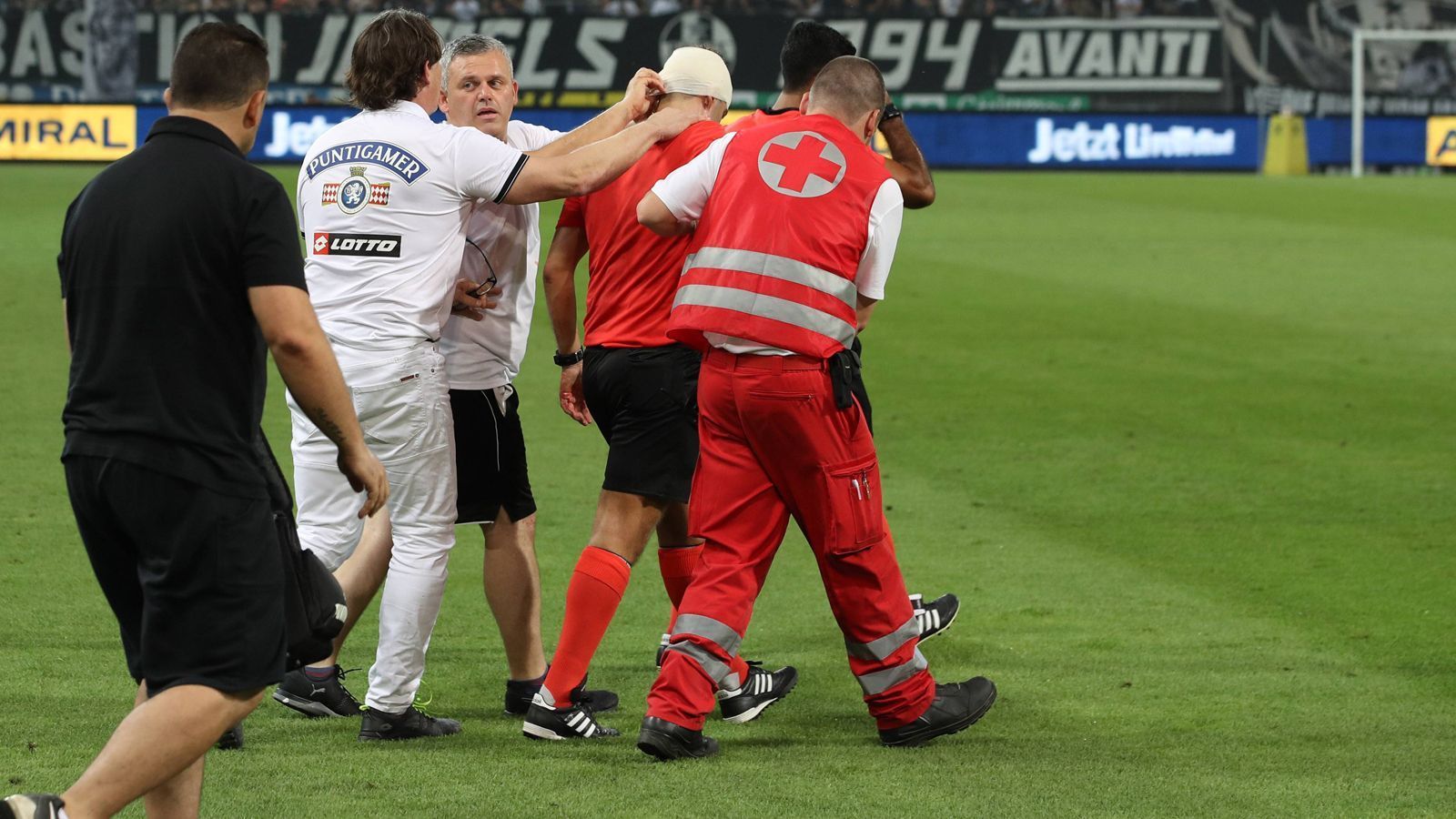 
                <strong>Graz vs. Larnaka</strong><br>
                Wenig später verließ der Linienrichter mit Turban und blutender Wunde das Feld. Die Partie wurde unterbrochen. Die Spieler zogen sich in die Kabinen zurück.
              