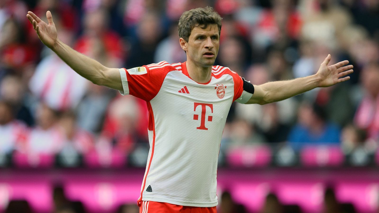 
                <strong>Thomas Müller</strong><br>
                Hinter Thomas Müller liegt eine für ihn recht turbulente Saison, in der er sowohl unter Julian Nagelsmann als auch Thomas Tuchel nicht mehr gesetzt war. Entsprechend wurde die Personalie Müller für die beiden Trainer fast schon zu einem Politikum - vor allem, wenn er mal nicht in der Startelf stand, was durchaus häufiger vorkam. Mit letztlich 20 Scorerpunkten zeigte sich der 33-Jährige, der längst eine lebende Vereinslegende ist, neben einigen schwachen Leistungen aber auch immer noch in der Lage, entscheidendes für den FCB beizutragen. ran-Note: 4
              