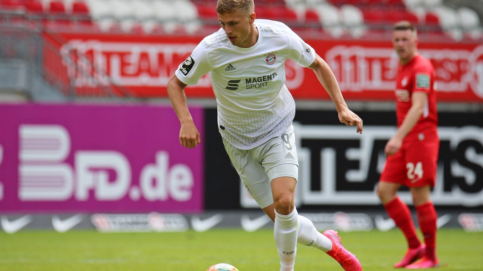 
                <strong>Jann-Fiete Arp</strong><br>
                In der Saison 2017/2018 wurde Jann-Fiete Arp im Dienste des Hamburger SV noch als große Sturm-Hoffnung gefeiert. Nachdem er in der Saison 2018/2019 allerdings selbst in der 2. Bundesliga kaum eine Rolle spielte, kam der Wechsel zum FC Bayern München eher überraschend. Das Resultat: Der 20-Jährige hatte in der gesamten Saison keine einzige Pflichtspiel-Minute bei den Profis, saß lediglich in zwei Bundesligaspielen auf der Bank. Aus dem Champions-League-Kader wurde er zuletzt gestrichen. Nicht zuletzt aufgrund wiederholter Verletzungsprobleme spielte er selbst bei der 2. Mannschaft in der 3. Liga nur eine untergeordnete Rolle. Auch wenn sein Vertrag noch vier Jahre läuft, könnte ein Vereinswechsel bald zum Thema werden. Wenn auch zunächst wahrscheinlich eher auf Leihbasis.
              