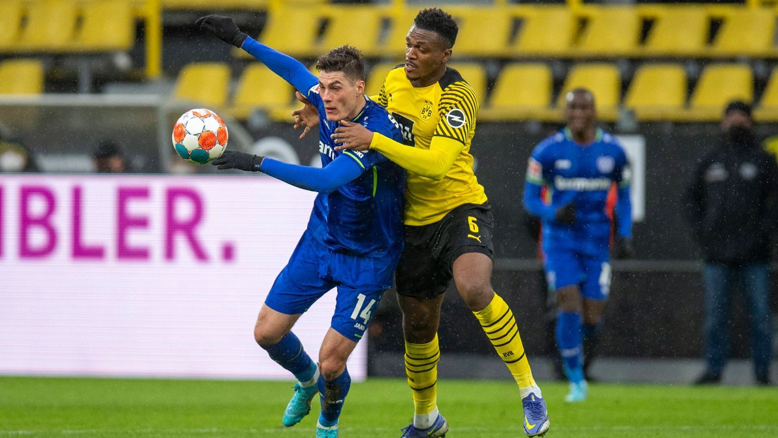 
                <strong>Dan-Axel Zagadou</strong><br>
                Dicker Patzer vor dem 0:1, als er Schick den Ball in die Füße passt. Danach weiter nervös, wackelig und fehleranfällig. Großer Unsicherheitsfaktor in einer sowieso schwachen BVB-Defensive. Typisch für seinen Tag: Klärt kurz nach der Halbzeit mit einem guten Tackling zur Ecke, die dann zum 4:1 führt, weil er den Ball bei seiner Rettungsaktion in die Füße von Tah schlägt. ran-Note: 6
              