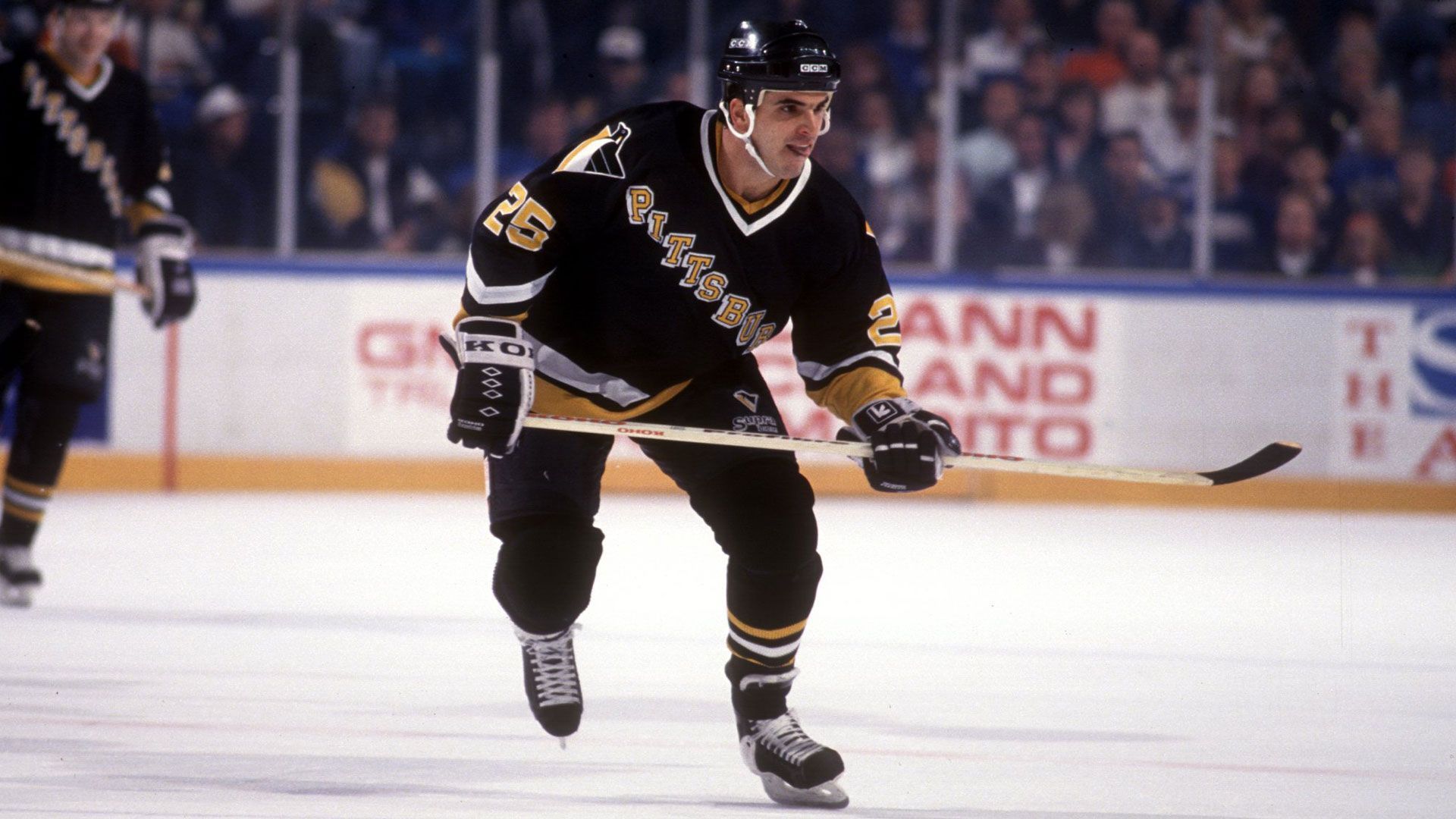 <strong>Meiste Siege in Serie: Pittsburgh Penguins </strong><br>
                In der Saison 1992/93 gewannen die Penguins sage und schreibe 17 Spiele in Serie. Ziemlich genau vier Wochen lang fegten Kevin Stevens (Bild) und Co. alle Gegner vom Eis, die sich ihnen in den Weg stellten. Die Edmonton Oilers verpassten die Serie in der Spielzeit 23/24 nur hauchdünn - es reichte nur zu 16 Siegen in Folge.