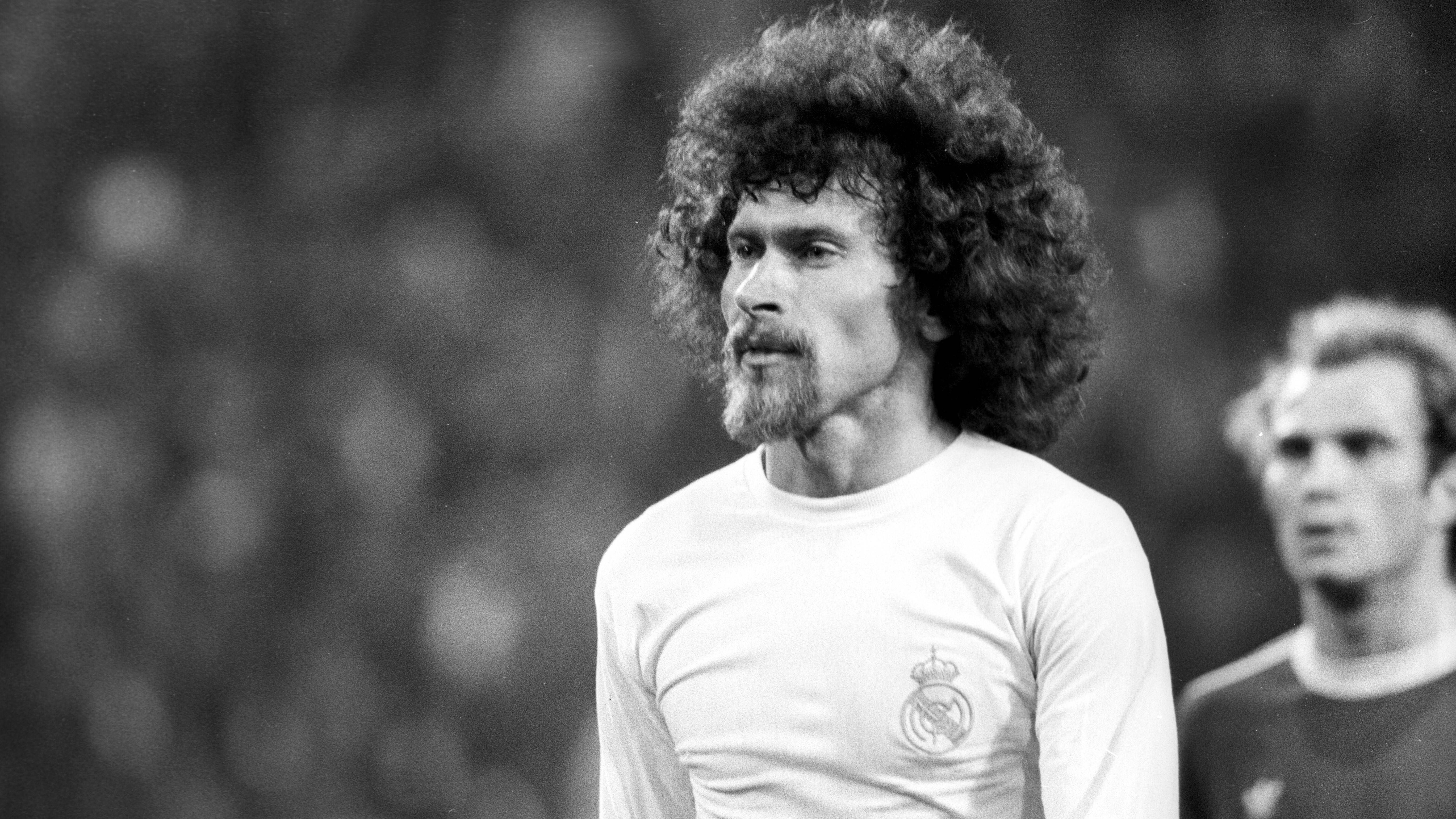 <strong>Paul Breitner (1974–1977)</strong><br>Breitner war 1974 der erste ausländische Verteidiger bei Real Madrid – und kam ausgerechnet vom FC Bayern, mit dem er zuvor alles gewann, was es zu gewinnen gab. In Madrid wurde der Linksverteidiger schließlich zum Mittelfeldstrategen umgeschult. Zwar sammelte er 100 Pflichtspiele, doch so richtig warm wurden beide Seiten nicht miteinander. 1977 ging es nach Braunschweig.