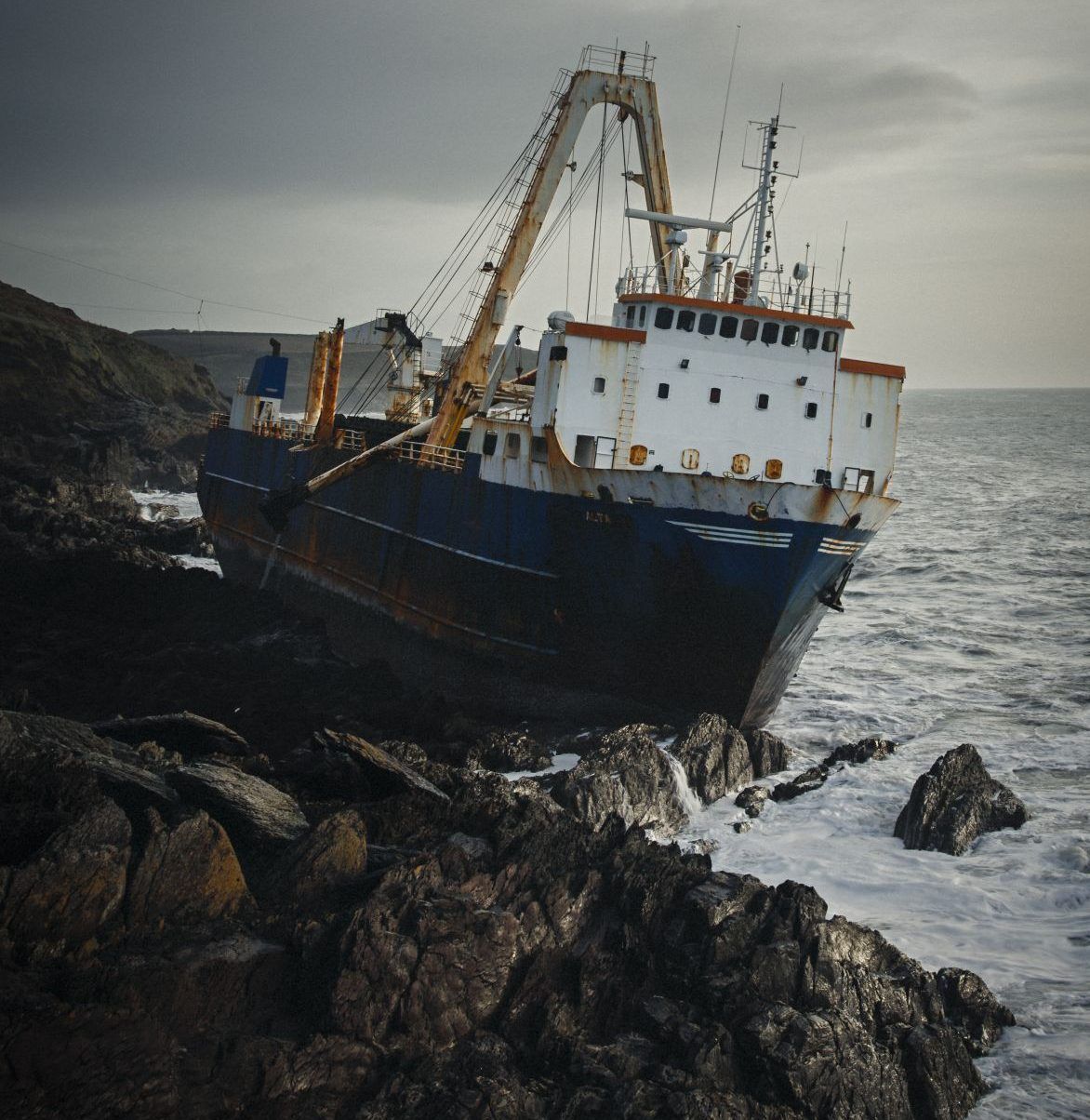 Das Motorschiff "Alta" wurde am 16. Februar 2020 an der irischen Südküste angespült. Recherchen ergaben, dass es im Spätsommer 2018 auf dem Atlantik unterwegs war, von Griechenland nach Haiti. Das Problem: Der Schiffsantrieb fiel aufgrund eines technischen Defektes aus. Die Besatzung wurde am 7. Oktober von Bord geholt. Seit der Havarie hatte das verlassene Frachtschiff eine Strecke von etwa 4.300 Kilometern zurückgelegt.