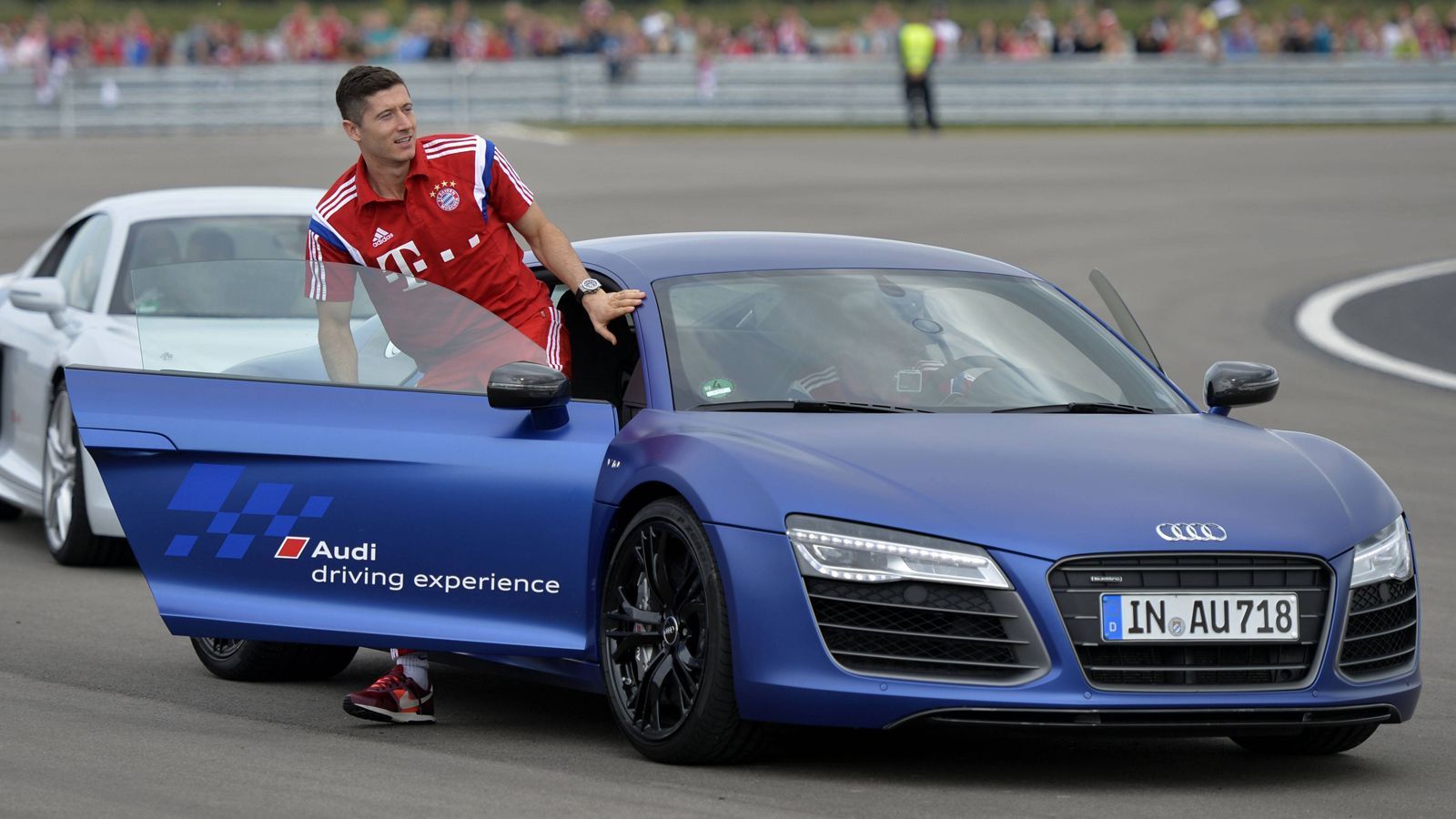 
                <strong>Robert Lewandowski ist ein Auto-Fan</strong><br>
                Neben dem Fußball gelten Luxusautos als große Leidenschaft Lewandowskis. So gehörten in der Vergangenheit bereits sündhaft teure Karossen wie ein vom Stürmerstar 2016 zu Schrott gefahrener Porsche zum Fuhrpark des Bayern-Stars. Danach soll sich Lewandowski laut "Vermögensmagazin" quasi als Ersatz für den zerstörten Porsche einen Bentley Continental GT Speed Convertible im Wert von 230.000 Euro gekauft haben. Auch der mehrmalige Weltfußballer Cristiano Ronaldo soll ein Exemplar dieses Luxus-Wagens in seiner Garage stehen haben. 
              