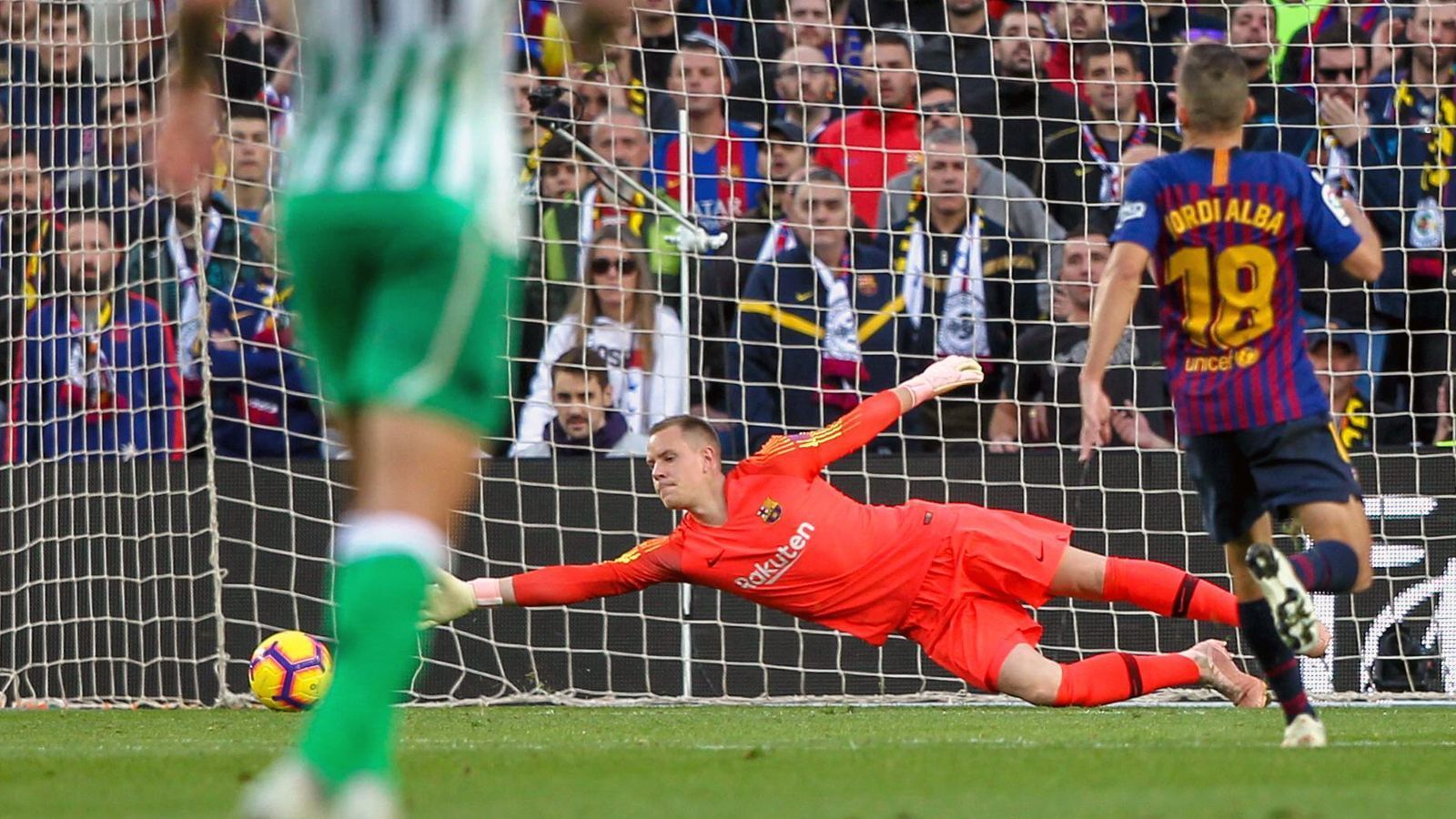 
                <strong>Marc-Andre ter Stegen ist deutscher Rekord-Keeper in La Liga</strong><br>
                Nun hat es Marc-Andre ter Stegen geschafft. Der Schlussmann vom FC Barcelona ist nach der bitteren 3:4-Niederlage der Katalanen gegen Real Betis deutscher Rekord-Torhüter in La Liga. Mit seinem 92. Einsatz in Spaniens höchster Spielklasse überholte er den früheren Real-Keeper Bodo Illgner (91 Einsätze in La Liga bzw. Primera Division/Quelle: optajose/twitter)
              