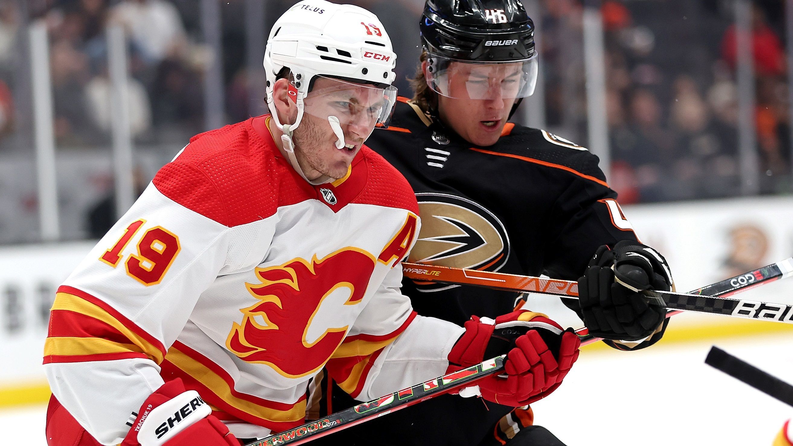 
                <strong>3. Calgary Flames (50 Siege / 111 Punkte)</strong><br>
                Unter Head Coach Darryl Sutter haben sich die Calgary Flames in den Kreis der NHL-Top-Teams geschoben. Der routinierte Coach hat nicht nur Kreativkopf Johnny Gaudreau zur Saison seines Lebens angeleitet, sondern auch Matthew Tkachuk (Foto) oder den Schweden Elias Lindholm dazu gebracht, ihr Limit zu verschieben. Die Flames sind offensiv wie defensiv so stark wie lange nicht. In der Abwehr fiel der Abgang des langjährigen Kapitäns Mark Giordano (jetzt Toronto) überhaupt nicht ins Gewicht.
              