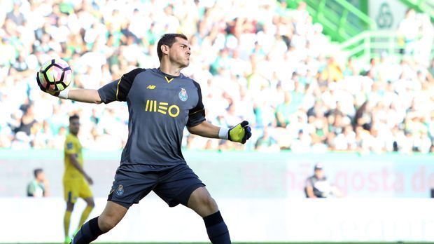 
                <strong>Iker Casillas</strong><br>
                Der ewige Iker hatte im Sommer einen neuen Meilenstein in seiner Karriere aufgestellt. Im Testspiel der spanischen Nationalmannschaft gegen Südkorea absolvierte er sein 167. Länderspiel und war damit einige Monate lang alleiniger Rekordhalter. Sein Problem: Aktuell wird er nicht mehr nominiert.
              