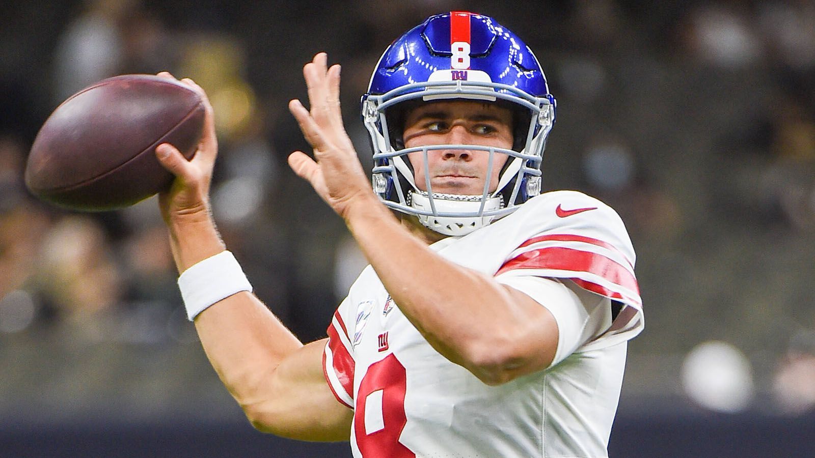 
                <strong>Daniel Jones (New York Giants) </strong><br>
                Es scheint als bekomme Daniel Jones Chance um Chance. Auch in der kommenden Saison soll der 24-Jährige Starter der New York Giants sein. In seinen ersten drei NFL-Jahren konnte Jones nur selten überzeugen. Vielmehr sind wahnwitzige Interceptions und Fumbles das erste, was einem beim Namen Daniel Jones in den Sinn kommt. Die nächste Spielzeit wird entscheidend für seine weitere Karriere sein. Kann er eine Mannschaft führen oder müssen sich die Giants nach einem neuen Quarterback umschauen?
              