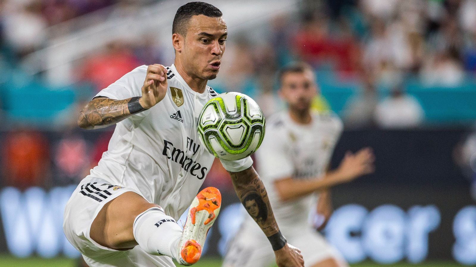 
                <strong>Raul de Tomas (Benfica Lissabon)</strong><br>
                Für den 24 Jahre alten Stürmer Raul de Tomas wird es bei seinem bisherigen Klub Real Madrid keine Zukunft geben. Der gebürtige Madrilene, der zuletzt zwei Saisons in Folge an Rayo Vallecano verliehen war, wechselt stattdessen zu Benfica Lissabon, wo er einen Vertrag bis 2024 unterzeichnete. In seinem Kontrakt wurde eine Ausstiegsklausel in Höhe von 100 Millionen Euro verankert, wie die Portugiesen bekanntgaben. De Tomas soll Benfica eine Ablösesumme von 20 Millionen Euro gekostet haben. 
              