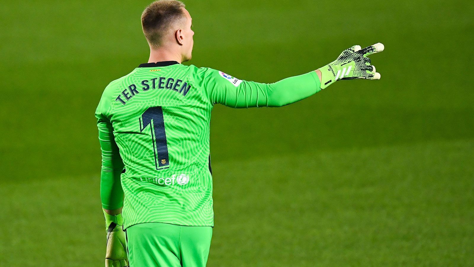 
                <strong>Marc-André ter Stegen (FC Barcelona)</strong><br>
                Nach seiner Vertragsverlängerung bis 2025 und einer Operation nach dem Finalturnier der Champions League kehrte Marc-André ter Stegen wieder zurück ins Tor der Blaugrana. Dabei erwies er sich in sieben Spielen zumeist als sicherer Rückhalt, blieb aber auch in einer schwachen Mannschaft nicht fehlerfrei. So patzte er zum Beispiel bei der 0:1-Niederlage gegen Atletico Madrid folgenschwer. Seit seiner Rückkehr präsentiert sich der FC Barcelona defensiv zwar stabiler, hinkt aber den eigenen Ansprüchen deutlich hinterher.ran.de Note: 4
              