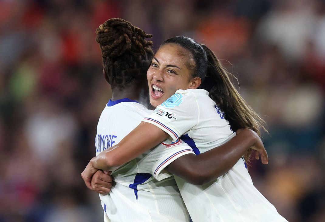 Sandy Baltimore und Delphine Cascarino (l.).