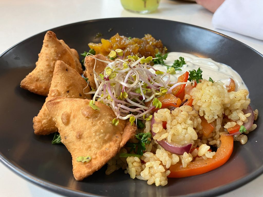 Samosas mit Mango Chutney, Raita und Reis Salat