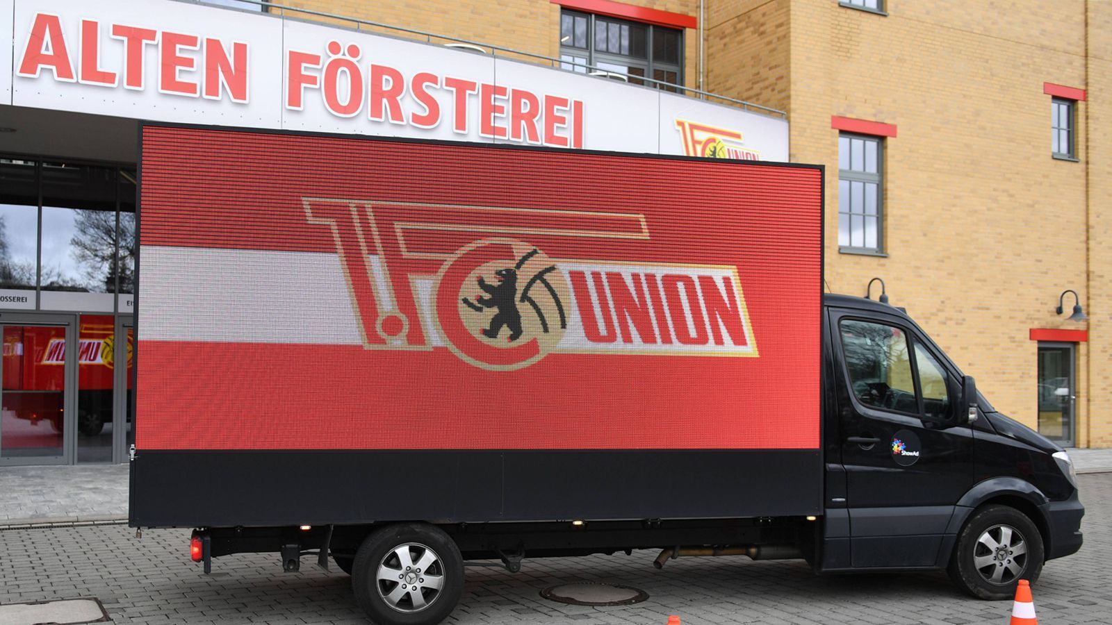
                <strong>Platz 17: 1. FC Union Berlin </strong><br>
                Eigenkapital: -9,3 Millionen EuroVerbindlichkeiten: 45,6 Millionen Euro
              