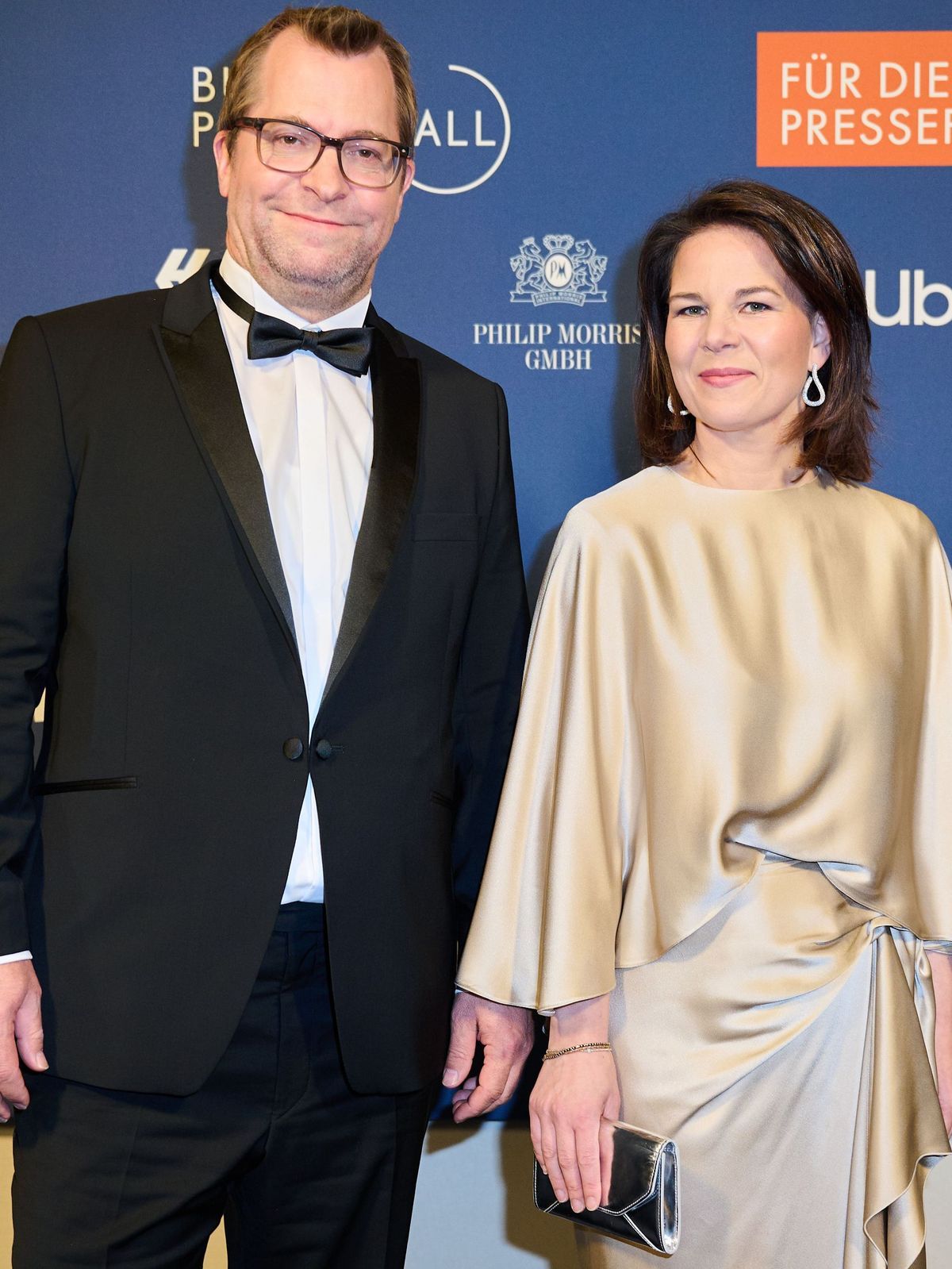 21.04.2023, Berlin: Annalena Baerbock (Bündnis90/Die Grünen), Außenministerin, und ihr Mann Daniel Holefleisch kommen zum 70. Bundespresseball "Für die Pressefreiheit" ins Hotel Adlon.