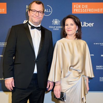 21.04.2023, Berlin: Annalena Baerbock (Bündnis90/Die Grünen), Außenministerin, und ihr Mann Daniel Holefleisch kommen zum 70. Bundespresseball "Für die Pressefreiheit" ins Hotel Adlon.