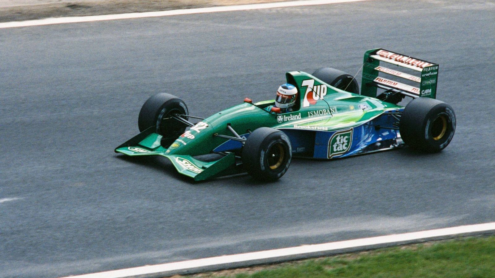 
                <strong>Debüt 1991 in der Formel 1</strong><br>
                Alles begann beim Großen Preis von Belgien 1991: Mit 22 Jahren ersetzte der Nachwuchsfahrer Michael Schumacher Jordans Stammpiloten Bertrand Gachot, der eine kurze Haftstrafe absitzen musste. So feierte der Deutsche in Spa-Francorchamps sein Debüt in der Königsklasse - und überraschte schon im Qualifying mit Platz sieben. Im Rennen fiel er zwar kurz nach dem Start mit Kupplungsproblemen aus, doch Schumacher hinterließ direkt einen starken Eindruck.
              