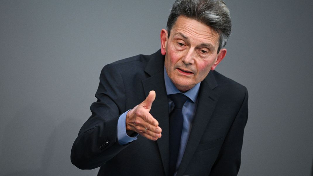 SPD-Bundestagsfraktionschef Rolf Mützenich spricht von "hybrider Kriegsführung" Russlands.