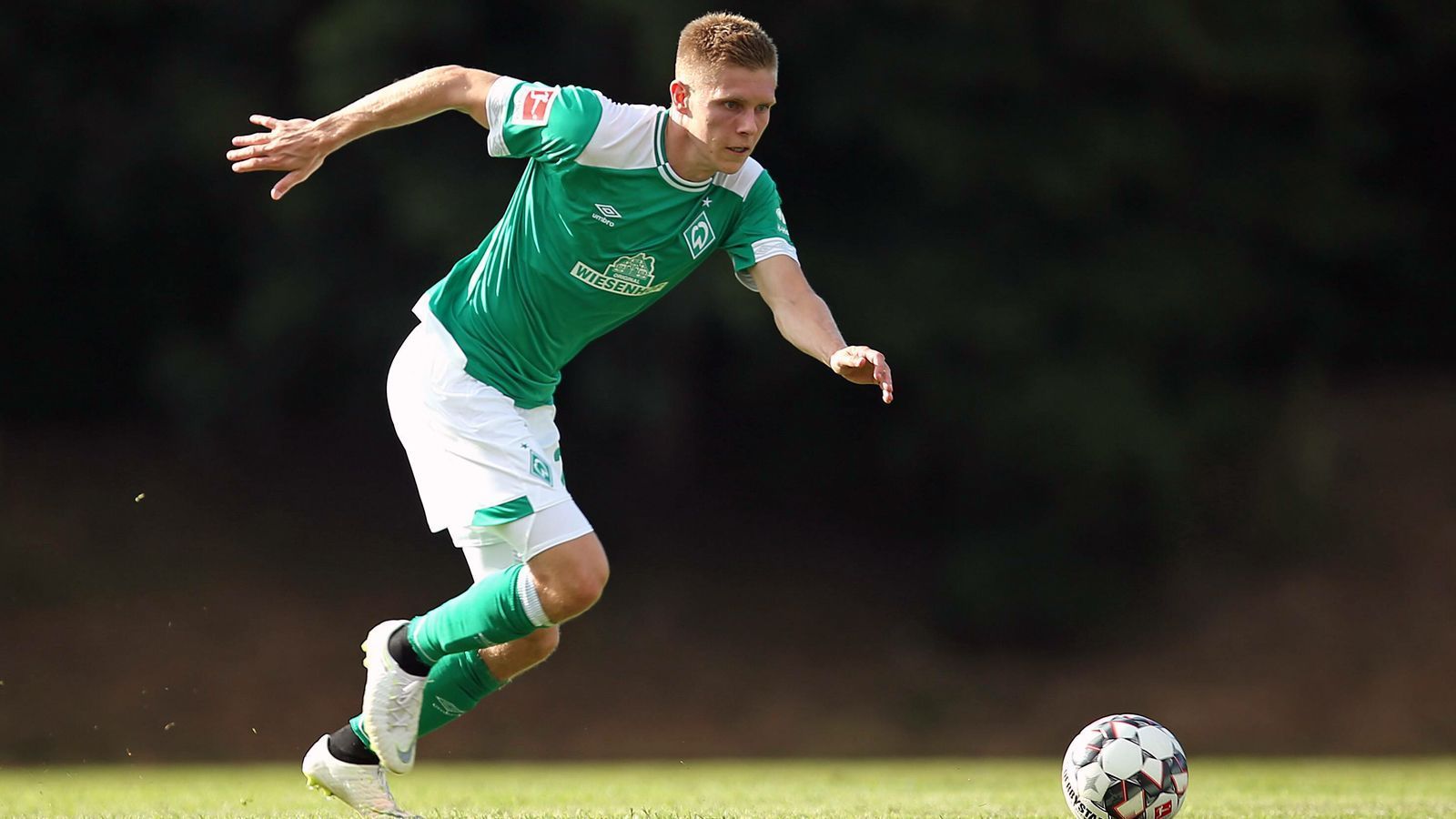 
                <strong>Aron Johannsson (SV Werder Bremen)</strong><br>
                Als Aron Johannsson im Sommer 2015 nach Bremen wechselte, galt der US-Amerikaner mit isländischen Wurzeln als aufstrebender Stürmer mit Potenzial für mehr. Gut dreieinhalb Jahre später müssen sich wohl Werder-Fans und -Verantwortliche eingestehen, dass sich die Hoffnungen bei der Personalie Johannsson nicht einmal ansatzweise erfüllt haben. Der mittlerweile 28-Jährige absolvierte aufgrund zahlreicher Verletzungen lediglich 29 Pflichtspiele für Werder, erzielte dabei fünf Treffer. Durch die ständigen Verletzungen ist der in Alabama geborene Stürmer natürlich auch für das US-Nationalteam erst einmal kein Thema mehr. Seit September 2015 lief der 19-malige Nationalspieler Johannsson nicht mehr für die Vereinigten Staaten auf. Aktuell laboriert er an Sprunggelenksproblemen.
              