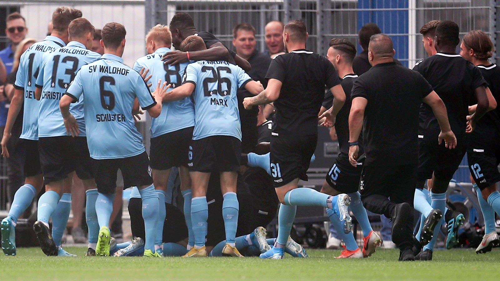 
                <strong>Waldhof Mannheim empfängt den SC Freiburg</strong><br>
                Ein Duell der Badener: Die Teams treffen das erste Mal seit 2003 aufeinander. Damals gewann der SC mit 3:0. Generell könnte die Bilanz nicht ausgeglichener sein. Bei 21 Begegnungen können die Klubs jeweils acht Siege vorweisen. Waldhof musste sich in der vergangenen Spielzeit in einem sensationellen Spiel der Frankfurter Eintracht 3:5 geschlagen geben. Die Breisgauer verabschiedeten sich in der zweiten Pokalrunde gegen Union Berlin.
              