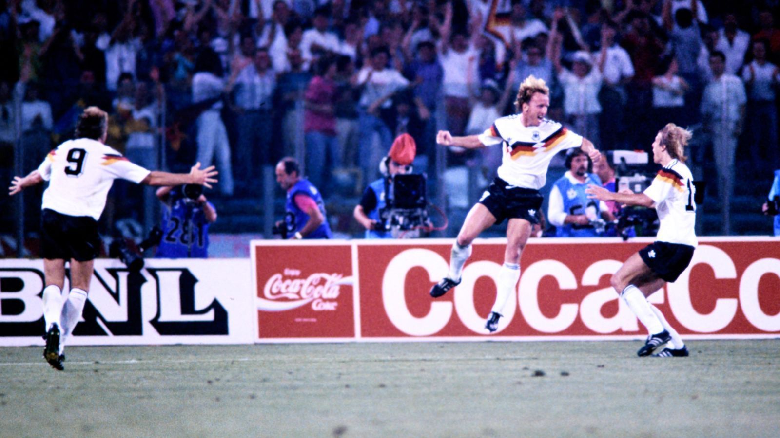 
                <strong>WM-Finale 1990: Argentinien - Deutschland</strong><br>
                Die Mannschaft feierte, es waren aber noch fünf Minuten zu spielen.
              