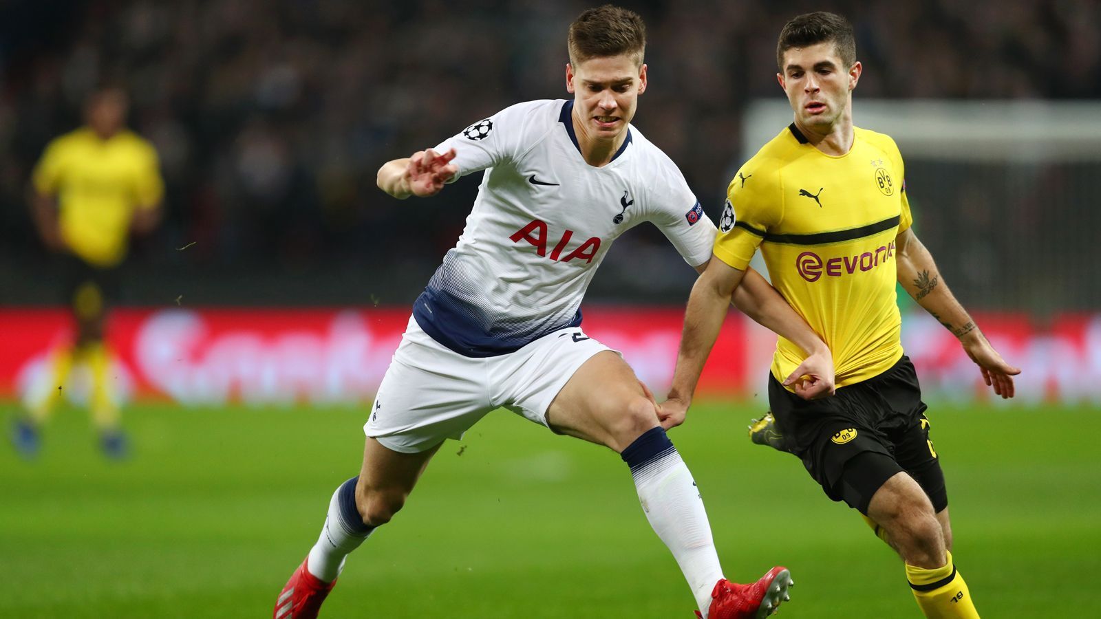 
                <strong>Juan Foyth (Tottenham Hotspur)</strong><br>
                Bei City-Gegner Tottenham steht mit Juan Foyth (li.) ebenfalls ein Top-Talent im Kader. Der 21 Jahre alte Verteidiger kam 2017 aus seiner argentinischen Heimat von Estudiantes de La Plata auf die Insel und wurde in der Vorsaison von Landsmann und Trainer Mauricio Pochettino an das Team herangeführt. In der laufenden Spielzeit kam Foyth immerhin schon zu elf Pflichtspiel-Einsätzen für die Londoner, darunter auch einmal in der Champions League (beim 3:0-Sieg im Achtelfinal-Hinspiel gegen Borussia Dortmund). Obwohl der 21-Jährige bei den Spurs noch nicht zum Stammpersonal gehört, zählt man in Argentinien auf ihn. Beim Neuaufbau der Nationalmannschaft soll Foyth eine wichtige Rolle einnehmen und absolvierte im März 2019 bereits sein zweites Länderspiel für die "Albiceleste".
              