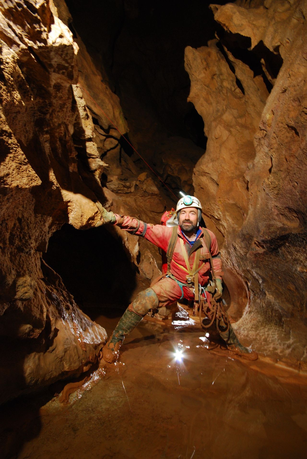 In den Berchtesgadener Alpen entdeckten Forschende 1996 ein "Riesending". Deswegen bekam die Karsthöhle im Untersberg den Namen "Riesending-Höhle". Vom Eingang aus führen mehrere Schächte Hunderte Meter senkrecht nach unten. Es gibt Canyons, Wasserfälle und einen 30 Meter langen See, den man nur im Schlauchboot überwinden kann. 2014 erlitt der Forscher Johann Westhauser hier in rund 950 Metern Tiefe durch einen Steinschlag ei