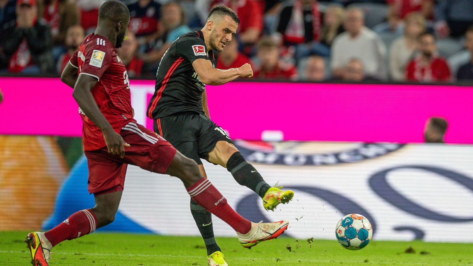 
                <strong>Eintracht-Standhaftigkeit in der Causa Kostic macht sich bezahlt</strong><br>
                Was war das für ein Transfer-Theater Ende August um Frankfurts Filip Kostic, der sich mehr oder weniger bei der Eintracht aus seinem Vertrag rausstreiken wollte! Geklappt hat das nicht, denn die Hessen blieben standhaft. Diese Haltung machte sich in den zurückliegenden Wochen dann auch sofort bezahlt. Kostic, der gerne zu Lazio Rom gewechselt wäre, schmollte nicht über die verweigerte Freigabe, sondern ging leistungsmäßig voran. Mit zwei Toren und drei Vorlagen ist der Serbe Topscorer seines Teams, erzielte beim bislang einzigen Bundesliga-Saisonsieg den späten Siegtreffer zum sensationellen 2:1-Erfolg bei den Bayern.
              