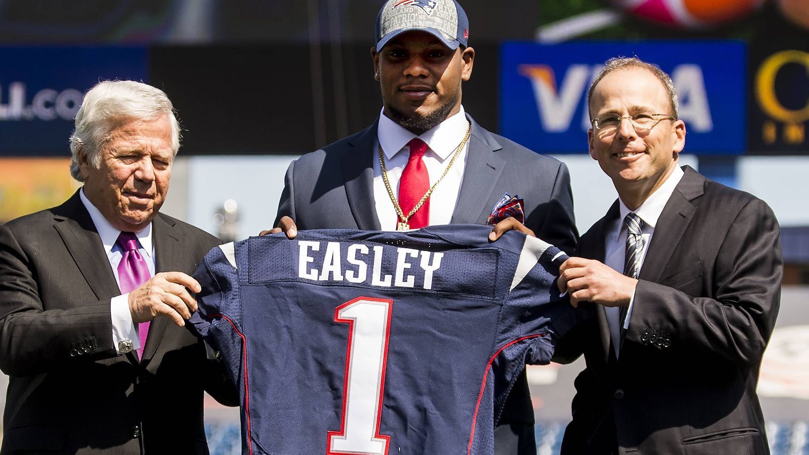 
                <strong>Dominique Easley (New England Patriots, 2014 an 29. Stelle)</strong><br>
                Er verletzte sich in seinen ersten beiden Saisons während der Regular Season, landete auf der Injured Reserve List. Ohne ihn holten die Pats den Super Bowl XLIX. Es dürfte die kürzeste Karriere eines Erstrundenpicks bei den Patriots sein, denn nach nur zwei Jahren war er wieder weg, ging zu den Rams. Dort zog er sich den zweiten Kreuzbandriss seiner NFL-Karriere zu, verpasste die komplette Saison 2017.
              